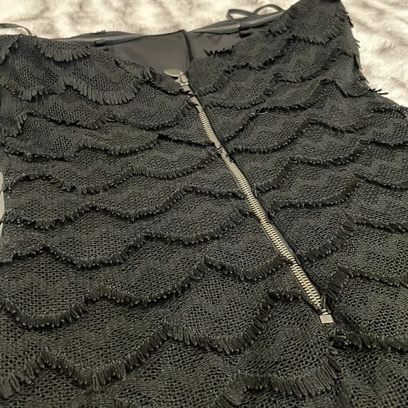 Elegant Guess Strapless Scalloped Lace Mini Dress - BUNDLE ONLY - Picture 3 of 8